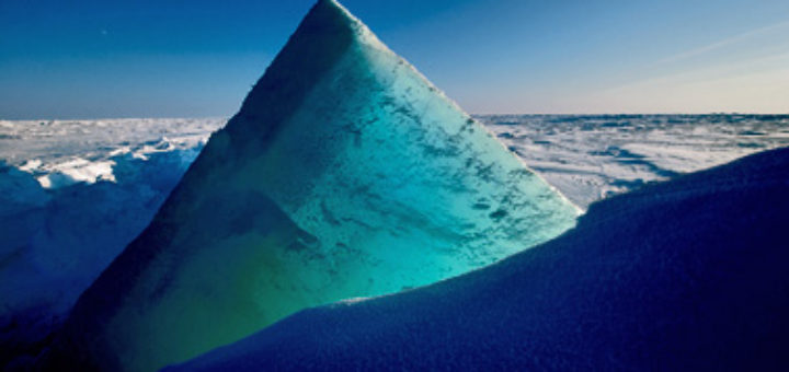Auch die Eiswüste im Nordpolarmeer hat Michael Martin für sein Buch und den Multimedia-Vortrag „Planet Wüste“ fotografiert.Foto: Michael Martin