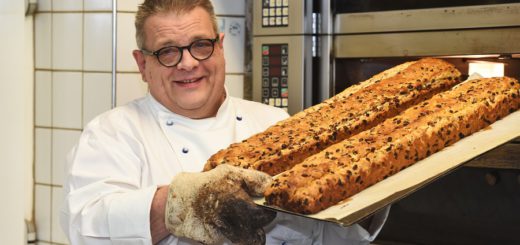 Der Ofen ist schon vorgeheizt: Ein Leser kann bei Konditormeister Bernard Timphus im Café Stecker Bremer Klaben backen. Foto: Schlie