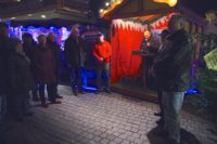 Gerhard Berger, Sprecher der Delmenhorster Schausteller, forderte die Besucher des Weihnachtsmarktes zu einer Schweigeminute auf. Foto: gri