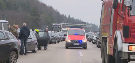 Freie Fahrt haben die Rettungsfahrzeuge in diesem Fall auf der A1 bei Wildeshausen.Foto: Eckert