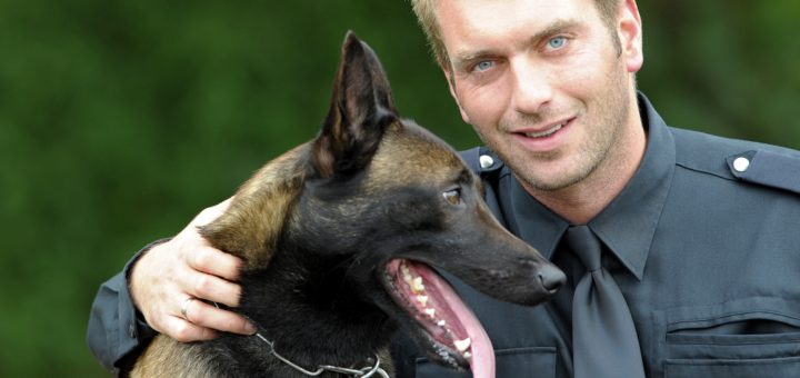 Rauschgiftspürhund Leif, hier mit seinem Hundeführer Marcus R., ließ sich nicht von dem mutmaßlichen Dealer austricksen. Foto: Polizei Bremen