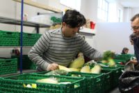 Faisal Ahmadie hilft an fünf Tagen in der Woche beim Verteilen der Lebensmittel. Foto: Füller