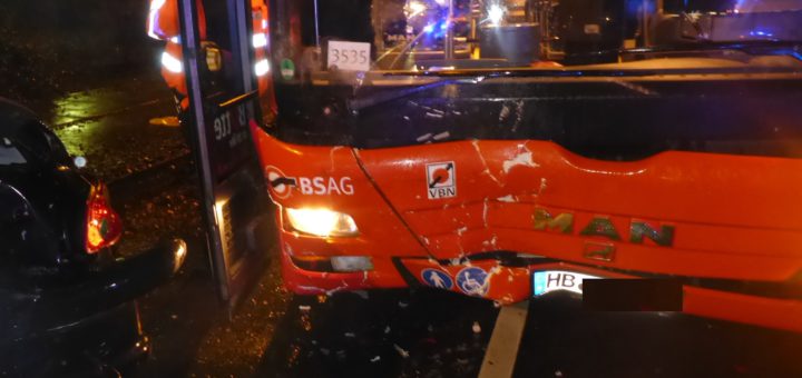 Ein Bus der Bremer Straßenbahn AG prallte am Dienstagabend gegen einen geparkten Pkw. Foto: Polizei Bremen