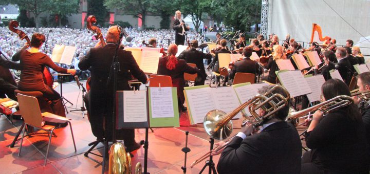 Zuletzt demonstrierten Dirigent Nicolas Hrudnik und sein Orchester „Musica Viva“ im Jahr 2015 ihr musikalisches Können im Lilienthaler Amtsgarten. Archivfoto: Armbrust