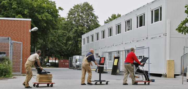 Im August 2013 wurden die Container für die Oberschule Hermannsburg in Huchting aufgestellt. Eigentlich sollten sie Ende 2017 überflüssig werden, dann hätte der Neubau fertig sein sollen – doch bis es so weit ist, wird noch mehr Zeit vergehen. Archivfoto: Barth