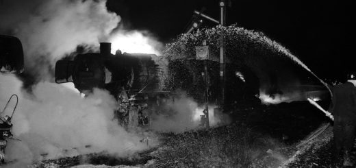 Die brennenden Loks im weißglühenden Feuerschein und Wasserdampf. Fotos: Stadtarchiv Delmenhorst, Fotonachlass Kunde