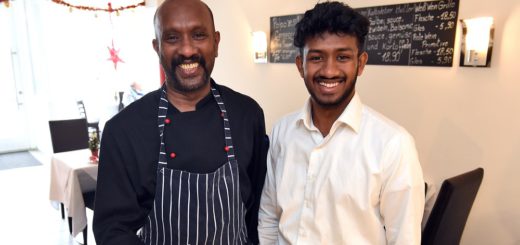 Inhaber Saravanamuthu Eluncheliyan (l.) bekocht im „Di Pasquale“ die Gäste, sein Sohn Biravinth sorgt für guten Service. Foto: Schlie