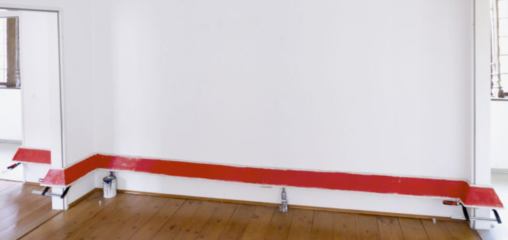 "Deep, down, and dirty" - Eine rote Fußleiste war das Hauptwerk bei einer der Ausstellungen des Malers Sebastian Dannenberg. Der Stipendiat des Wohnstipendium s in der Mühle, der Künstlerstätte Heiligenrode (Stuhr), bezeichnet sich selbst als ironischen Künstler. Kunst provisorisch Foto: Dannenberg