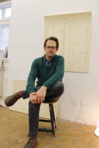 Der Maler Sebastian Dannenberg in der Künstlerstätte Heiligenrode.