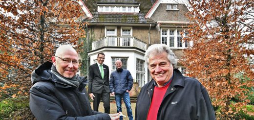 Bürgermeister Holger Lebedinzew (links) und Hein-Jürgen Thalen bei der Schlüsselübergabe vor dem Haus Marienhude. Foto: Konczak