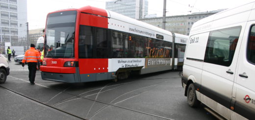Eine Straßenbahn der Linie 6 ist direkt vor dem Hauptbahnhof entgleist. Foto: Neloska