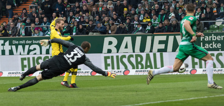 Der erste Treffer für Dortmund: André Schürrle (l.) geht an Jaroslav Drobny vorbei und trifft zum 0:1 .Foto: Nordphoto