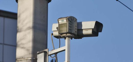 Überwachungskamera Überwachung Videoüberwachung Kamera am Bahnhofsvorplatz in Bremen Foto: Barth