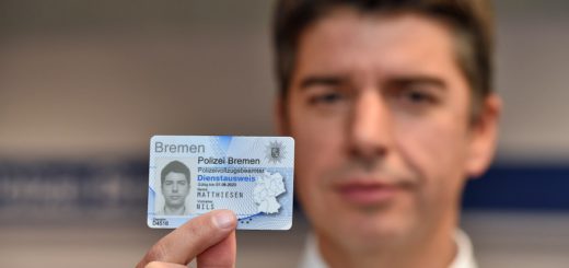 Polizeisprecher Nils Matthiesen zeigt seinen echten Ausweis.Foto: Schlie
