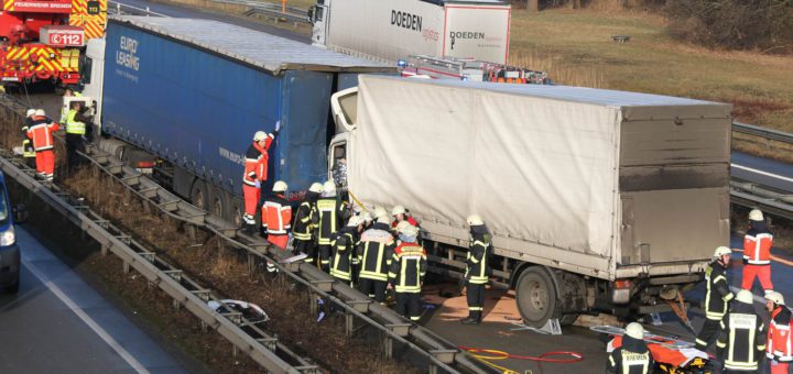 Der Fahrer des Lkw wurde bei dem Auffahrunfall schwer verletzt. Foto: Polizei Bremen