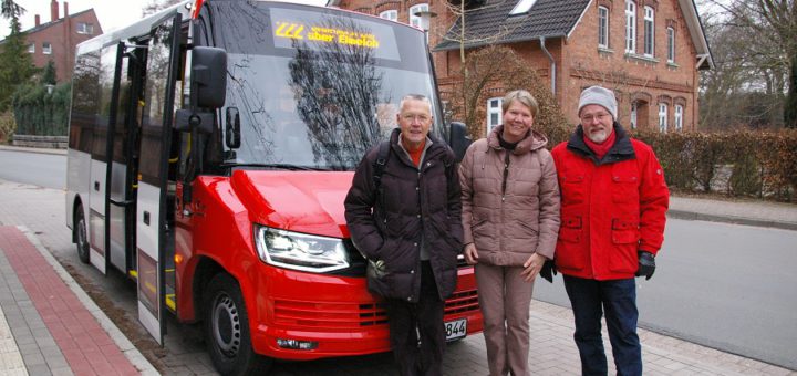 Rolf Kuhlmann, Hanna Otter-Sandstedt und Günter Prüß vom Bürgerbus-Vorstand freuen sich über das neue Fahrzeug. Unterwegs ist der Bus auf den Linien 221 und 222.Foto: Nustede