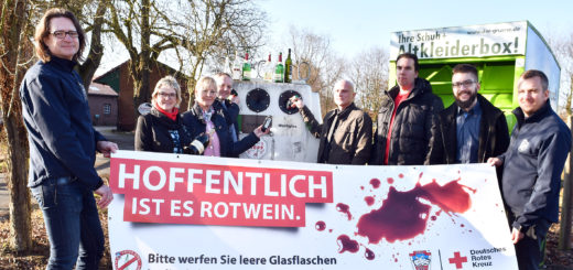 Mit neuen Bannern wirbt die Gemeinschaft Ganderkeseer Vereine (GGV) gemeinsam mit Vertretern aus dem Handel und vom Deutschen Roten Kreuz sowie Bürgermeisterin Alice Gerken (2. v. links) für die Aktion „Glasfrei um den Ring“. Foto: Konczak