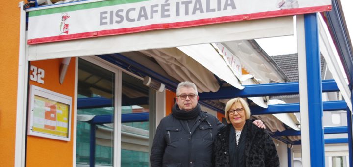 Tano und Tina Bertholdo vor dem Eiscafé Italia, das sie vor 36 Jahren eröffnet haben. Foto: gri