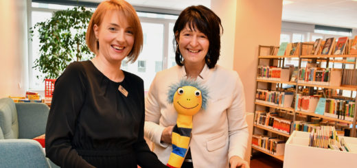 Die Bundestagsabgeordnete Astrid Grotelüschen (rechts) besuchte am Montag die Bücherei in Delmenhorst. Foto: Konczak