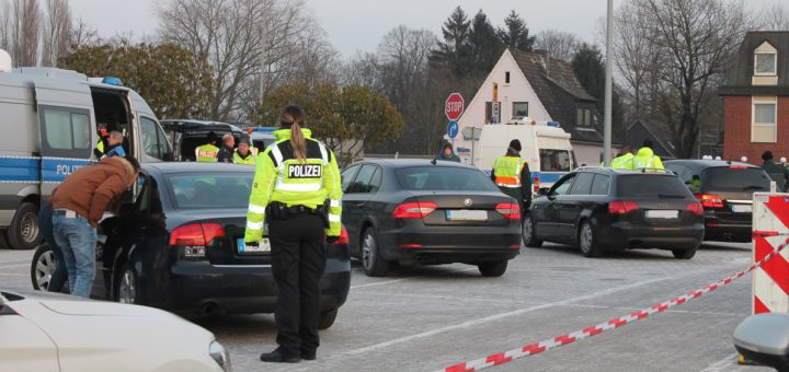Fahrzeugkontrolle am Ochtum-Park in Brinkum (Stuhr. Das Ziel des ganzen ist der Einbruchsschutz. Foto: lod