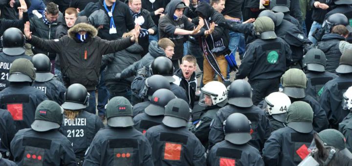 Polizisten werden immer wieder bei Einsätzen verletzt, so wie von HSV-Randalierern beim Nordderby in Bremen. Symbolfoto: WR