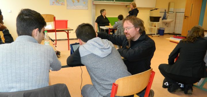 Der medienpädagogische Berater des Kreismedienzentrums, Karsten Machinek (rechts), unterstützt die Schüler bei der Arbeit am Tablet. Foto: Bosse
