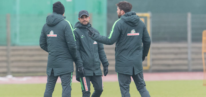 Werder Cheftrainer Alexander Nouri (M.) mit seinen Assistenten Markus Feldhoff (l.) und Florian Bruns beim Training vor dem Spiel in Augsburg. Foto: Nordphoto