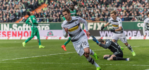 Thorgan Hazard (M.) bejubelt seinen Treffer. Felix Wiedwald ist geschlagen. Foto: nph