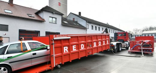 In der „Redboxx“ können verunglückte Elektroautos geflutet und die Batterien so gelöscht werden. Foto: Konczak