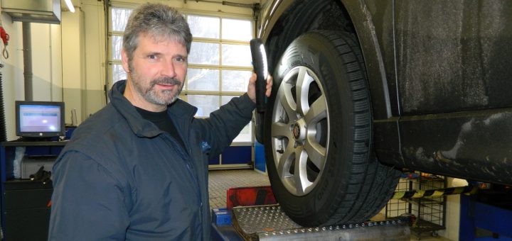 André Sauer, Leiter der TÜV-Station Osterholz-Scharmbeck, gibt Autofahrern Tipps zum Spritsparen. Foto: Bosse