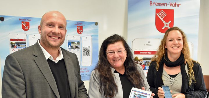 Stellten die neuen Stadtteil-Apps im Ortsamt vor: Nils Bauer vom BVB Verlag, Dr. Karin Mathes (v.l.) und Sarai Kahle vom Ortsamt. Foto: Schlie