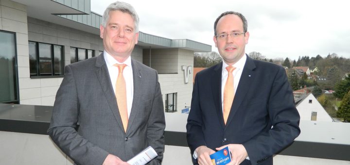 Die Entwicklung ihrer Volksbank Osterholz-Scharmbeck im Geschäftsjahr 2016 bezeichnen die Vorstandsmitglieder Mathias Knoll (l.) und Jan Mackenberg als „sehr zufriedenstellend“. Foto: Bosse