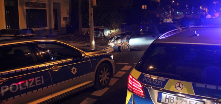 Erst ein Ampelmast stoppte den betrunkenen Autofahrer. Foto: Polizei Bremen