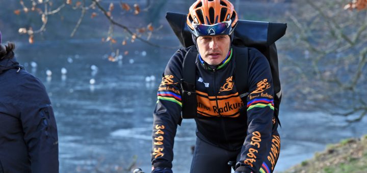 Michael Brinkmann ist als Fahrradkurier oft viele Stunden in der Kälte unterwegs. Foto: Schlie