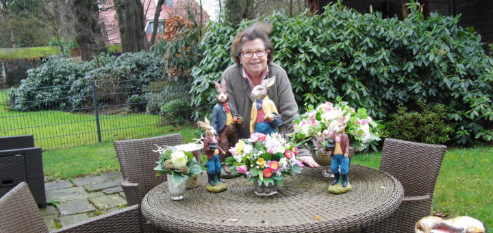Ingrid Klemeyer mit ihren Seidenblumen und Osterdeko, die sie ebenfalls während des Frühlings-Marktes im Grand Central, dem alten Bahnhof Oberneuland, im Rahmen ihrer Kunstausstellung verkaufen will. Foto: Gößler
