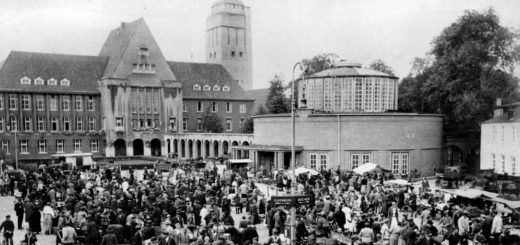 Der Marktplatz im Jahr 1927. Im Hintergrund sieht man das Rathaus und den Wasserturm, rechts im Bild die Markthalle samt Arkaden.Abbildung: Stadtarchiv Delmenhorst