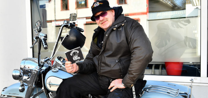 Eine CD mit „klassischem Biker-Rock“ verspricht Lars „Obelix“ Petersen.Foto: Konczak