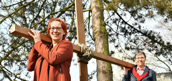 Nele Schomakers und Barbara Bockentin möchten die Hintergründe des Osterfestes in diesem Jahr erstmals mit symbolischen Aktionen erlebbar machen.Foto: Konczak