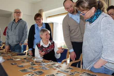 Christa Graf (sitzt) zeigt der Geschichts-AG alte Fotos. Sie verbrachte einen Teil ihrer Kindheit in Friedehorst. Foto: Harm
