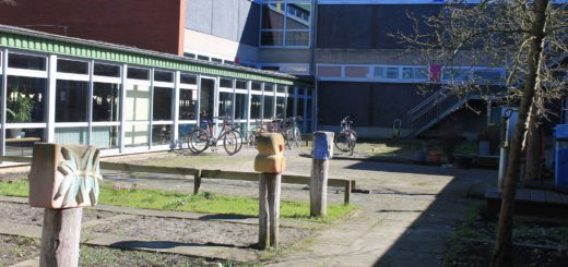 Der Innenhof der Grundschule Delfter Straße in Huchting soll demnächst zum Teil mit einer Mensa bebaut sein, damit die Schule endlich eine echte Ganztagsschule ist. Foto: lod