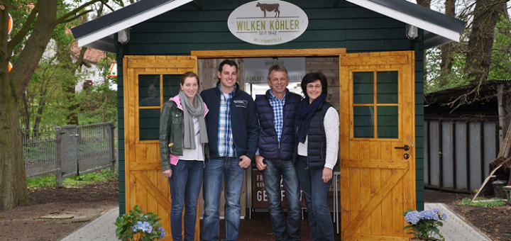 Maria Boragno, Wilken Köhler junior, Wilken und Birgit Köhler (v. l.) bieten nun rund um die Uhr frische Milch an ihrer Milchtankstelle in Strom an.Foto: pv