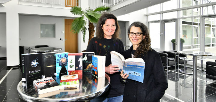 Dr. Dorothe Poggel und Prof. Dr. Elisabeth-Ann Sheffield präsentieren eine Auswahl von Lektüre von Schriftstellern, die Gast am HWK waren.Foto: Konczak
