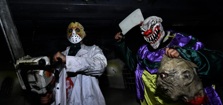 Petro und Florian aus Transsilvanien erschrecken die Fahrgäste im „Scary House“. Foto: Konczak