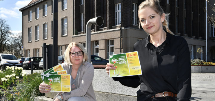 Ines Menke und Lea Freuer von der Delmenhorster Wirtschaftsförderungsgesellschaft hoffen wieder auf einen regen Besucherstrom zum „Autofrühling“ in der City. Foto: Konczak