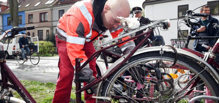 Thomas Böttgen, UBB-Mitarbeiter, markiert und entsorgt Fahrradleichen im gesamten Stadtgebiet. Foto: Schlie