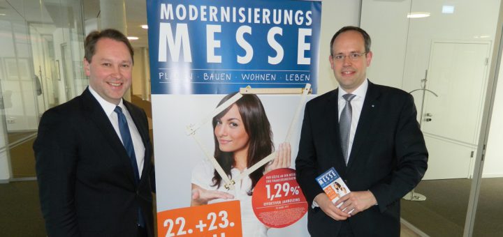 Volksbank-Vorstand Jan Mackenberg (rechts) und -Marketingleiter Jens Themsen stellten das Programm der 14. Modernisierungsmesse vor. Foto: Bosse
