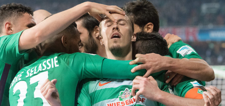 Gruppenkuscheln bei Werder nach Max Kruses vorentscheidendem Elfmetertreffer zum 2:0 gegen Schalke. Foto: Nordphoto