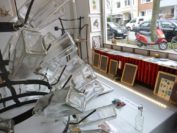 Im Schaufenster präsentiert der Künstler Oliver Zabel eine Auswahl seiner bisherigen Kunstwerke. Foto: Suhren