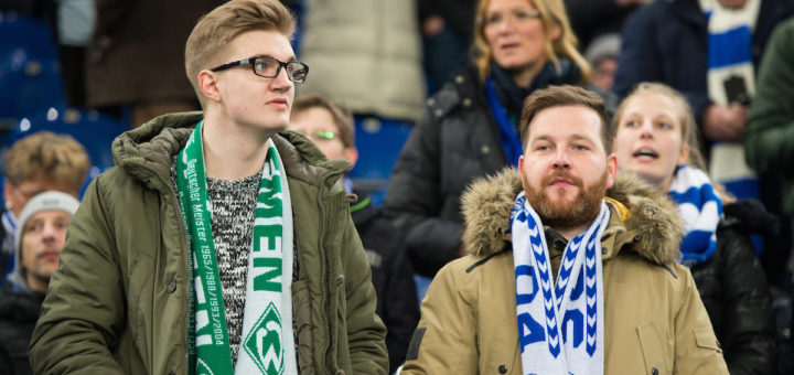 Geht doch: Fußballfans von Schalke und Werder Bremen einträchtig im Stadion vereint. Das Projekt des Helga-Jansen-Hauses will ebenfalls für mehr Respekt und weniger Fan-Feindschaft im Fußball eintreten.