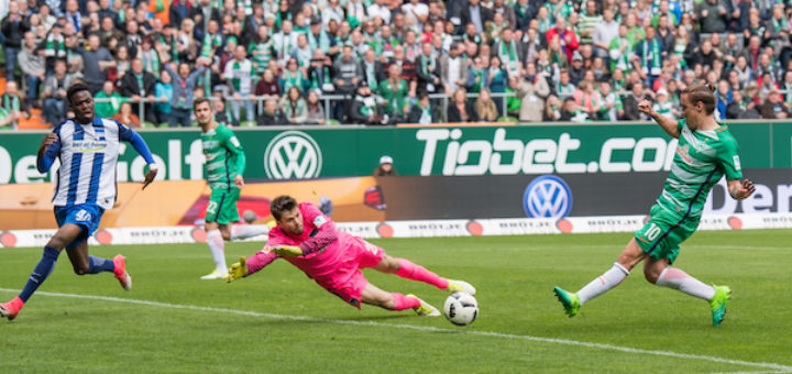 Nach Pass von Fin Bartels (2.v.l.) erzielt Max Kruse (r.) den zweiten Treffer für Werder .Foto: Nordphoto